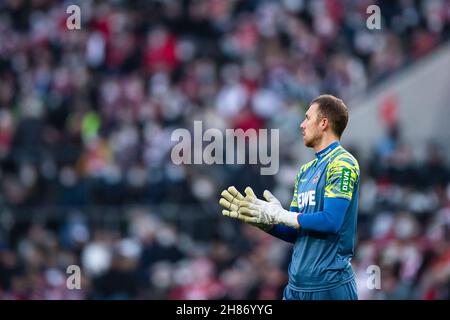 Colonia, Germania. 27 novembre 2021. Calcio: Bundesliga, 1° FC Colonia - Borussia Mönchengladbach, Matchday 13, RheinEnergieStadion. Il portiere di Colonia Marvin Schwäbe. Credit: Marius Becker/dpa - NOTA IMPORTANTE: In conformità con le norme del DFL Deutsche Fußball Liga e/o del DFB Deutscher Fußball-Bund, è vietato utilizzare o utilizzare fotografie scattate nello stadio e/o del match sotto forma di immagini di sequenza e/o serie di foto video-simili./dpa/Alamy Live News Foto Stock