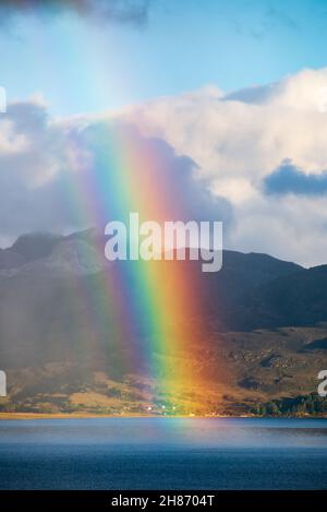 Regno Unito, Scozia, Wester Ross, Ross e Cromarty. Bealach na Gaoithe punto di vista sulla strada da Torridon a Lower Diabaig. Un arcobaleno sopra Loch Torridon. Foto Stock