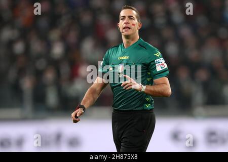 L'arbitro ufficiale Giovanni Ayroldi guarda durante la serie Una partita tra Juventus FC e Atalanta BC Foto Stock