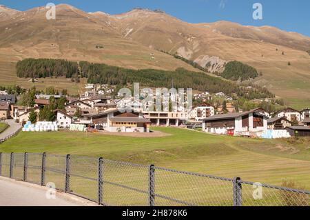 Zuoz sul fiume Inn, Maloja Regione Grigioni Svizzera Foto Stock