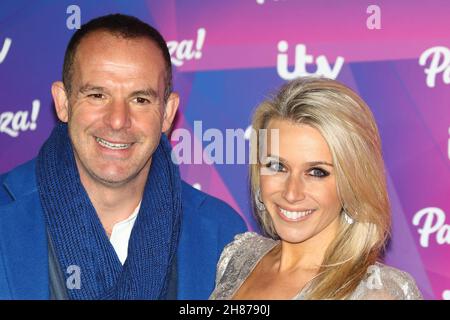 Martin Lewis e Lara Lewington arrivano per l'ITV Palooza 2021 al Royal Festival Hall di Londra, Regno Unito il 23 novembre 2021 Foto Stock
