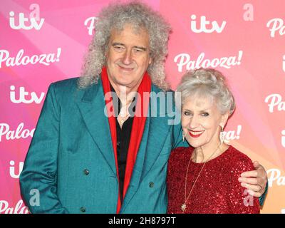 Brian May e Anita Dobson arrivano per l'ITV Palooza 2021 al Royal Festival Hall di Londra, Regno Unito il 23 novembre 2021 Foto Stock