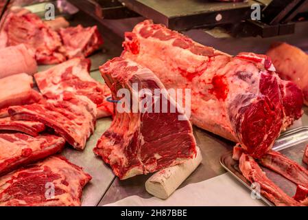 Bistecca classica con osso a T ("bistecca fiorentina") su un tavolo da macellaio a Firenze Foto Stock