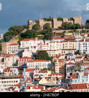 Vista dal Miradouro de Sao Pedro de Alcantara nel Bairro Alto, Lisbona, Portogallo Foto Stock