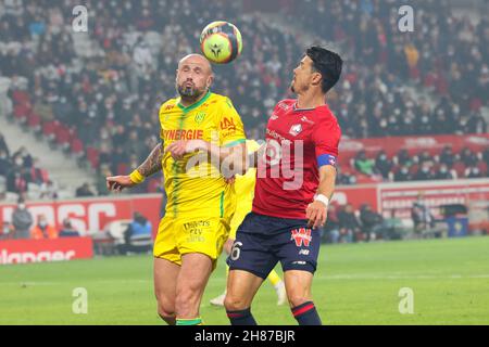 Duel Nicolas PALLOIS 4 Nantes e Jose FONTE 6 capitano LOSC durante il campionato francese Ligue 1 partita di calcio tra LOSC Lille e FC Nantes il 27 novembre 2021 allo stadio Pierre Mauroy di Villeneuve-d'Ascq vicino Lille, Francia - Foto: Laurent Sanson/DPPI/LiveMedia Foto Stock