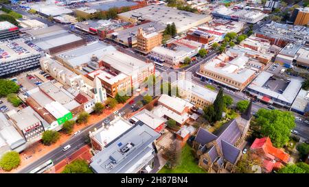 Città rurale e industriale regionale Albury in Australia su un confine NSW-Victoria in vista aerea dall'alto verso il basso. Foto Stock