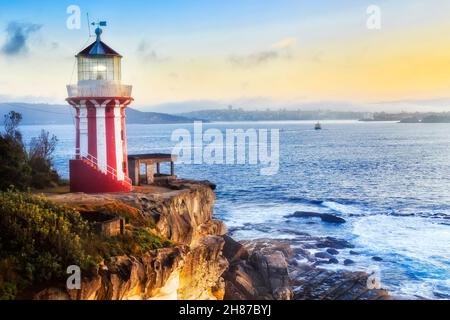 Faro a strisce hornby sulla South Head all'entrata del Porto di Sydney dall'oceano Pacifico all'alba con luce illuminata. Foto Stock