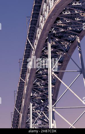 Vista astratta dei supporti di acciaio del Dom Luis i bridge a Porto in Portogallo come visto dal di sotto Foto Stock