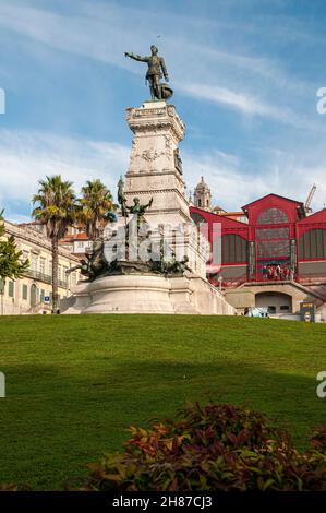 Il Portogallo, Porto, Ribeira, Jardim do Infante Dom Henrique, Enrico il Navigatore statua e Mercado Ferreira Borges Foto Stock