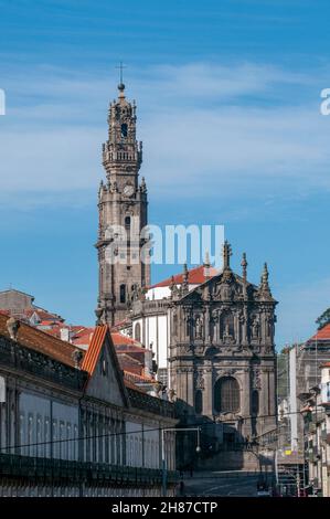 Campanile della chiesa Clerigos (Chiesa degli ecclesiastici) in Vitoria parrocchia civile di Porto, Portogallo Foto Stock