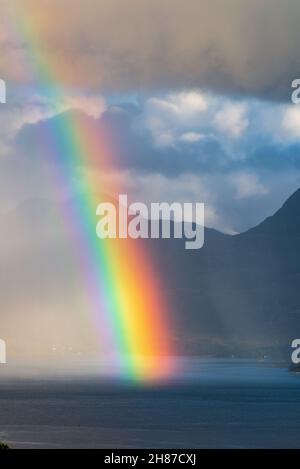 Regno Unito, Scozia, Wester Ross, Ross e Cromarty. Bealach na Gaoithe punto di vista sulla strada da Torridon a Lower Diabaig. Un arcobaleno sopra Loch Torridon. Foto Stock