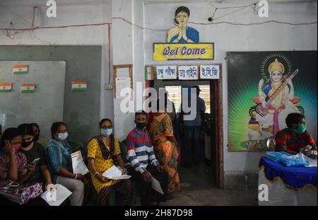 Kolkata, Bengala Occidentale, India. 28 novembre 2021. La gente sta aspettando fuori in un campo sanitario libero a Kolkata. (Credit Image: © Sudipta Das/Pacific Press via ZUMA Press Wire) Foto Stock