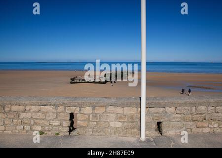 Arromanches-les-Bains, Gold Beach, resti del porto artificiale di sbarco, Mulberry Harbour, Normandia, Francia, Europa Foto Stock