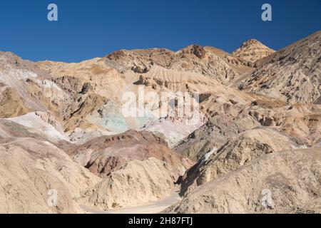 Death Valley National Park, California, USA. Le colorate scogliere ricche di minerali della tavolozza dell'artista, conosciuta anche come Artist Drive Formation. Foto Stock