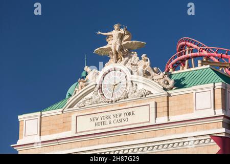 Las Vegas, Nevada, Stati Uniti. Replica dell'orologio Grand Central Station e della scultura "Gloria del Commercio" sulla facciata del New York-New York Hotel and Casino. Foto Stock