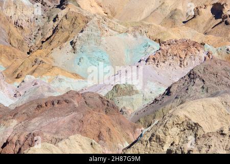 Death Valley National Park, California, USA. Le colorate scogliere ricche di minerali della tavolozza dell'artista, conosciuta anche come Artist Drive Formation. Foto Stock