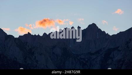 Alabama Hills National Scenic Area, Lone Pine, California, USA. Il profilo oscuro frastagliato del Monte Whitney al tramonto. Foto Stock