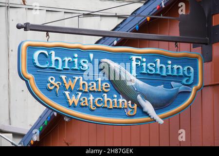 Monterey, California, Stati Uniti. Insegna colorata sul Fisherman's Wharf che promuove la pesca e le escursioni di avvistamento delle balene nella baia di Monterey. Foto Stock