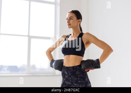 Giovane donna in pugilato guanti pronti per l'allenamento in palestra Foto Stock