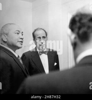 HUMPHREY BOGART ha cantato la foto con il comico LOU HOLTZ durante il suo pomeriggio NEW YORK FRIARS CLUB ARROSTO nel settembre 1955 Foto Stock