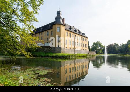 Juechen - Vista al Castello Dyck con Vista sul retro a Manor-House, riflesso nell'acqua, Renania Settentrionale Vestfalia, Germania, Juechen 25.08.2017 Foto Stock