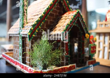 Malang, Indonesia : 04 dicembre 2020: Bella casa zenzero con arredamento di Natale. Pan di zenzero di Natale, Babbo Natale, casa, albero. Foto Stock