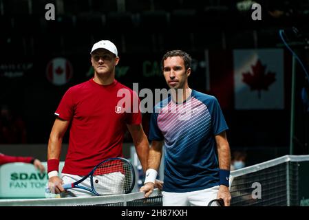 Madrid Arena, Casa de campo, Madrid, Spagna. 27 novembre 2021. Davis Cup Tennis: CANADA / KAZAKHSTAN - singoli - Brayden Schnur (CAN) / Mikhail Kukushkin (KAZ). Madrid Arena, Casa de campo, Madrid, Spagna. Credit: EnriquePSans/Alamy Live News Foto Stock