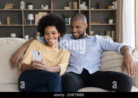Una coppia felice innamorata di parlare in videochiamata sullo smartphone Foto Stock