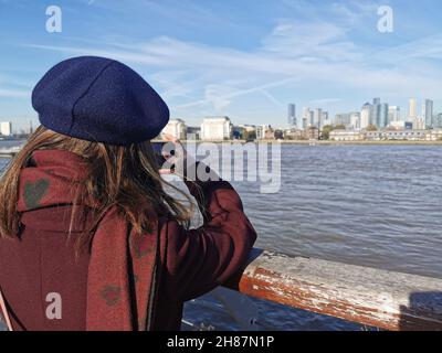 Giovane donna che fa una foto di Londra Foto Stock