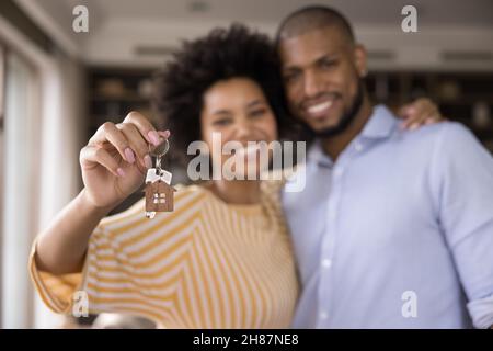 Happy Black millennial coppia che mostra le chiavi, sorridendo alla macchina fotografica Foto Stock
