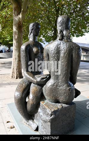 Scultura "London Pride" di Frank Dobson, Queen's Walk, Southbank, Londra. REGNO UNITO Foto Stock