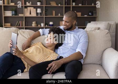 Felice African American sposato coppia guardando contenuti media Foto Stock