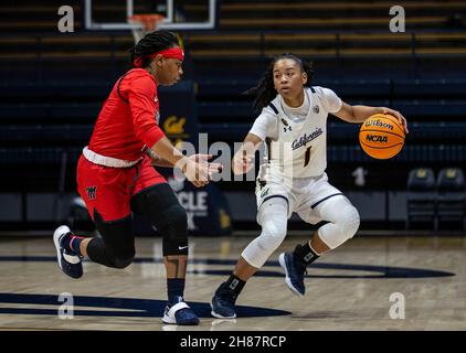 Novembre 27 2021 Berkeley CA, USA la guardia della California Leilani McIntosh (1) va al basket durante la partita di pallacanestro femminile NCAA tra i ribelli di Ole Miss e gli orsi dorati della California. OLE Miss ha vinto nel 64-45 all'Hass Pavilion Berkeley Calif. Thurman James/CSM Foto Stock