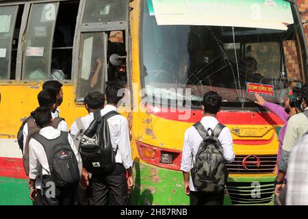 Le proteste degli studenti al sicuro le strade gli studenti che chiedono strade sicure ondano la bandiera nazionale, mentre dimostrano sul ponte Rampura in Dhaka Bangladesh Foto Stock