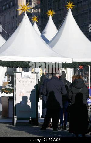 Berlino, Germania. 28 novembre 2021. La gente si trova in fila all'ingresso del mercatino di Natale al Gendarmenmarkt. Credit: Carsten Koall/dpa/Alamy Live News Foto Stock