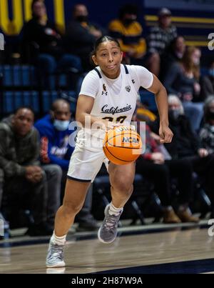 Novembre 27 2021 Berkeley CA, USA la guardia californiana Jayda Curry (30) va al basket durante la partita di pallacanestro femminile NCAA tra i ribelli di Ole Miss e gli orsi dorati della California. OLE Miss ha vinto nel 64-45 all'Hass Pavilion Berkeley Calif. Thurman James/CSM Foto Stock