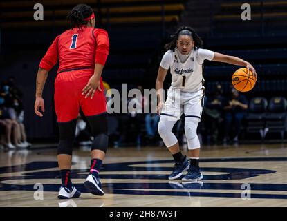 Novembre 27 2021 Berkeley CA, USA la guardia della California Leilani McIntosh (1) stabilisce il gioco durante la partita di pallacanestro femminile NCAA tra i ribelli di Ole Miss e gli orsi dorati della California. OLE Miss ha vinto nel 64-45 all'Hass Pavilion Berkeley Calif. Thurman James/CSM Foto Stock