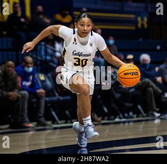 Novembre 27 2021 Berkeley CA, USA la guardia californiana Jayda Curry (30) va al basket durante la partita di pallacanestro femminile NCAA tra i ribelli di Ole Miss e gli orsi dorati della California. OLE Miss ha vinto nel 64-45 all'Hass Pavilion Berkeley Calif. Thurman James/CSM Foto Stock