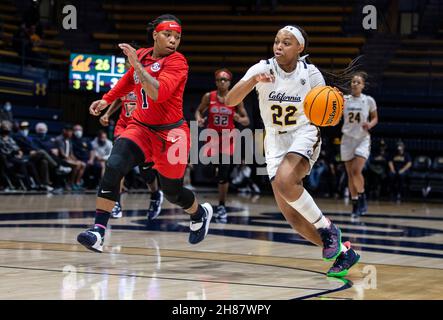 Novembre 27 2021 Berkeley CA, USA la guardia californiana Cailyn Crocker (22) va al basket durante la partita di pallacanestro femminile NCAA tra i ribelli di Ole Miss e gli orsi dorati della California. OLE Miss ha vinto nel 64-45 all'Hass Pavilion Berkeley Calif. Thurman James/CSM Foto Stock