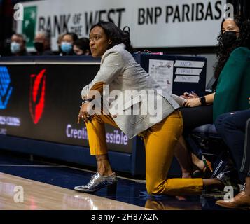 Novembre 27 2021 Berkeley CA, USA California, allenatore capo Charmin Smith in campo durante la partita di pallacanestro femminile NCAA tra i ribelli di Ole Miss e gli orsi dorati della California. OLE Miss ha vinto nel 64-45 all'Hass Pavilion Berkeley Calif. Thurman James/CSM Foto Stock