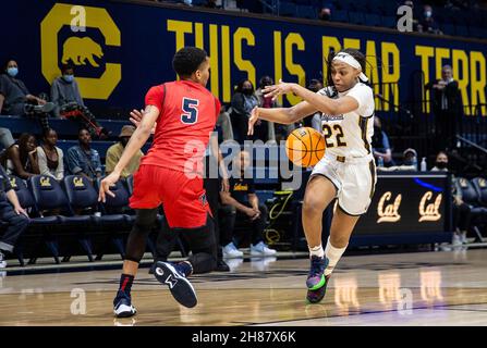 Novembre 27 2021 Berkeley CA, USA la guardia californiana Cailyn Crocker (22) va al basket durante la partita di pallacanestro femminile NCAA tra i ribelli di Ole Miss e gli orsi dorati della California. OLE Miss ha vinto nel 64-45 all'Hass Pavilion Berkeley Calif. Thurman James/CSM Foto Stock