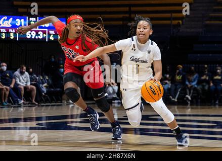 Novembre 27 2021 Berkeley CA, USA la guardia della California Leilani McIntosh (1) va al basket durante la partita di pallacanestro femminile NCAA tra i ribelli di Ole Miss e gli orsi dorati della California. OLE Miss ha vinto nel 64-45 all'Hass Pavilion Berkeley Calif. Thurman James/CSM Foto Stock