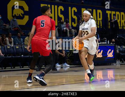 Novembre 27 2021 Berkeley CA, USA la guardia californiana Cailyn Crocker (22) va al basket durante la partita di pallacanestro femminile NCAA tra i ribelli di Ole Miss e gli orsi dorati della California. OLE Miss ha vinto nel 64-45 all'Hass Pavilion Berkeley Calif. Thurman James/CSM Foto Stock