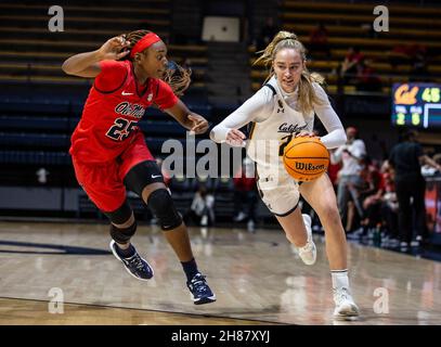 Novembre 27 2021 Berkeley CA, USA la guardia californiana mia Mastrov (21) va al basket durante la partita di pallacanestro femminile NCAA tra i ribelli di Ole Miss e gli orsi dorati della California. OLE Miss ha vinto nel 64-45 all'Hass Pavilion Berkeley Calif. Thurman James/CSM Foto Stock