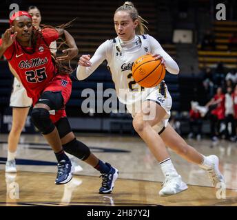 Novembre 27 2021 Berkeley CA, USA la guardia californiana mia Mastrov (21) va al basket durante la partita di pallacanestro femminile NCAA tra i ribelli di Ole Miss e gli orsi dorati della California. OLE Miss ha vinto nel 64-45 all'Hass Pavilion Berkeley Calif. Thurman James/CSM Foto Stock