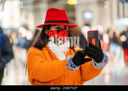 WATERLOO LONDRA, REGNO UNITO. 28 novembre 2021. I viaggiatori che indossano maschere in una trafficata stazione di Waterloo la Domenica mattina. Il governo ha annunciato che le facemasks diventeranno obbligatorie sui trasporti pubblici e nei negozi da martedì dopo che i primi due casi del ceppo sudafricano di Omicron sono stati segnalati nel Regno Unito. Credit: amer Ghazzal/Alamy Live News Foto Stock