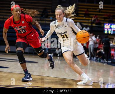 Novembre 27 2021 Berkeley CA, USA la guardia californiana mia Mastrov (21) va al basket durante la partita di pallacanestro femminile NCAA tra i ribelli di Ole Miss e gli orsi dorati della California. OLE Miss ha vinto nel 64-45 all'Hass Pavilion Berkeley Calif. Thurman James/CSM Foto Stock