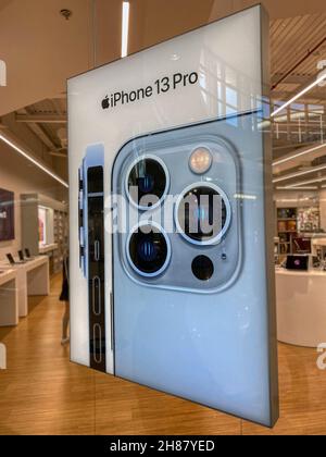 Oviedo, Spagna - 11 ottobre 2021: Poster pubblicitario su un App Store che annuncia l'iPhone 13 Pro. Foto Stock