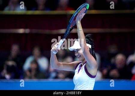 Emma Raducanu della Gran Bretagna in azione contro la Ruse di Elena-Gabriela della Romania durante l'ATP Champions Tour 2021 tenuto presso la Royal Albert Hall di Londra. Data foto: Domenica 28 novembre 2021. Foto Stock