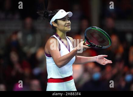 Emma Raducanu della Gran Bretagna in azione contro la Ruse di Elena-Gabriela della Romania durante l'ATP Champions Tour 2021 tenuto presso la Royal Albert Hall di Londra. Data foto: Domenica 28 novembre 2021. Foto Stock